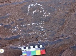 کشف سنگ نگاره های پیش از میلاد در روستای رشم دامغان    
